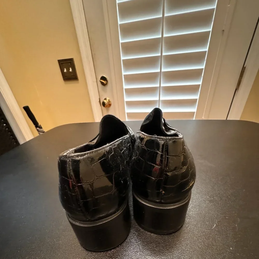 Stuart Weitzman size 7 black patent leather pump loafers